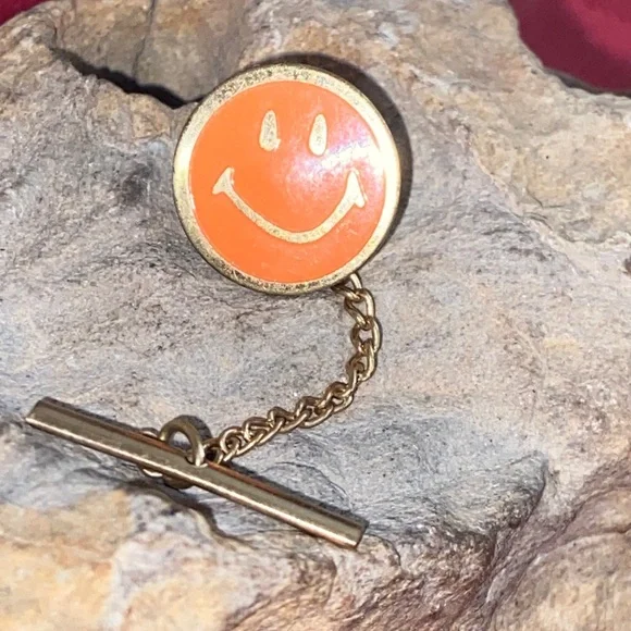 5/$10❤️❤️❤️Vintage 70s Gold Tone Alloy Orange Enamel Smiley Face Tie Pin - Picture 1 of 5